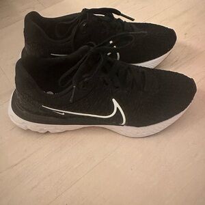 Nike Black and White Running Sneakers new 9(8)
